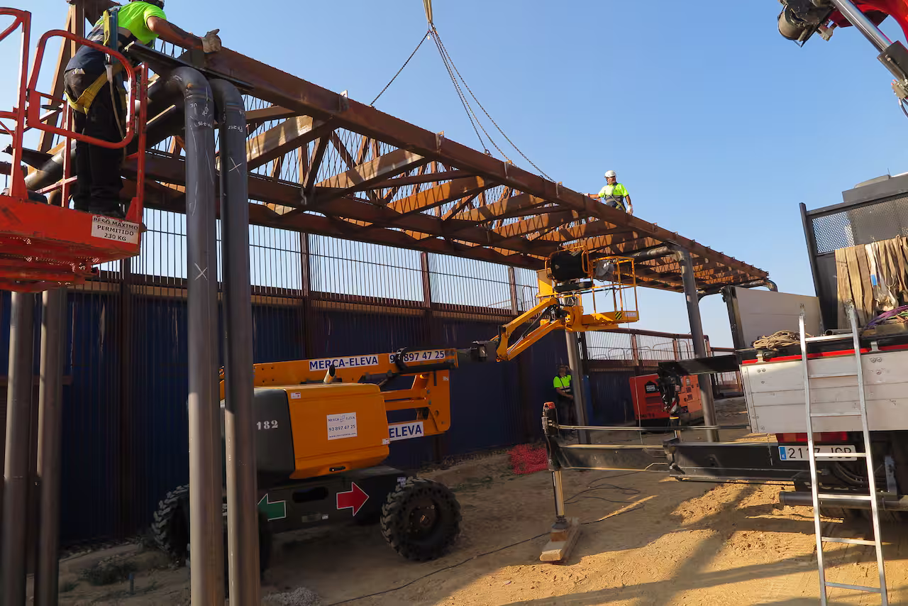 Brücke aus oxidiertem Stahl mit LINEACOR-Produkten in Sabadell (Barcelona) Spanien