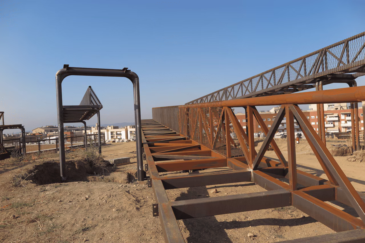Brücke aus oxidiertem Stahl mit LINEACOR-Produkten in Sabadell (Barcelona) Spanien