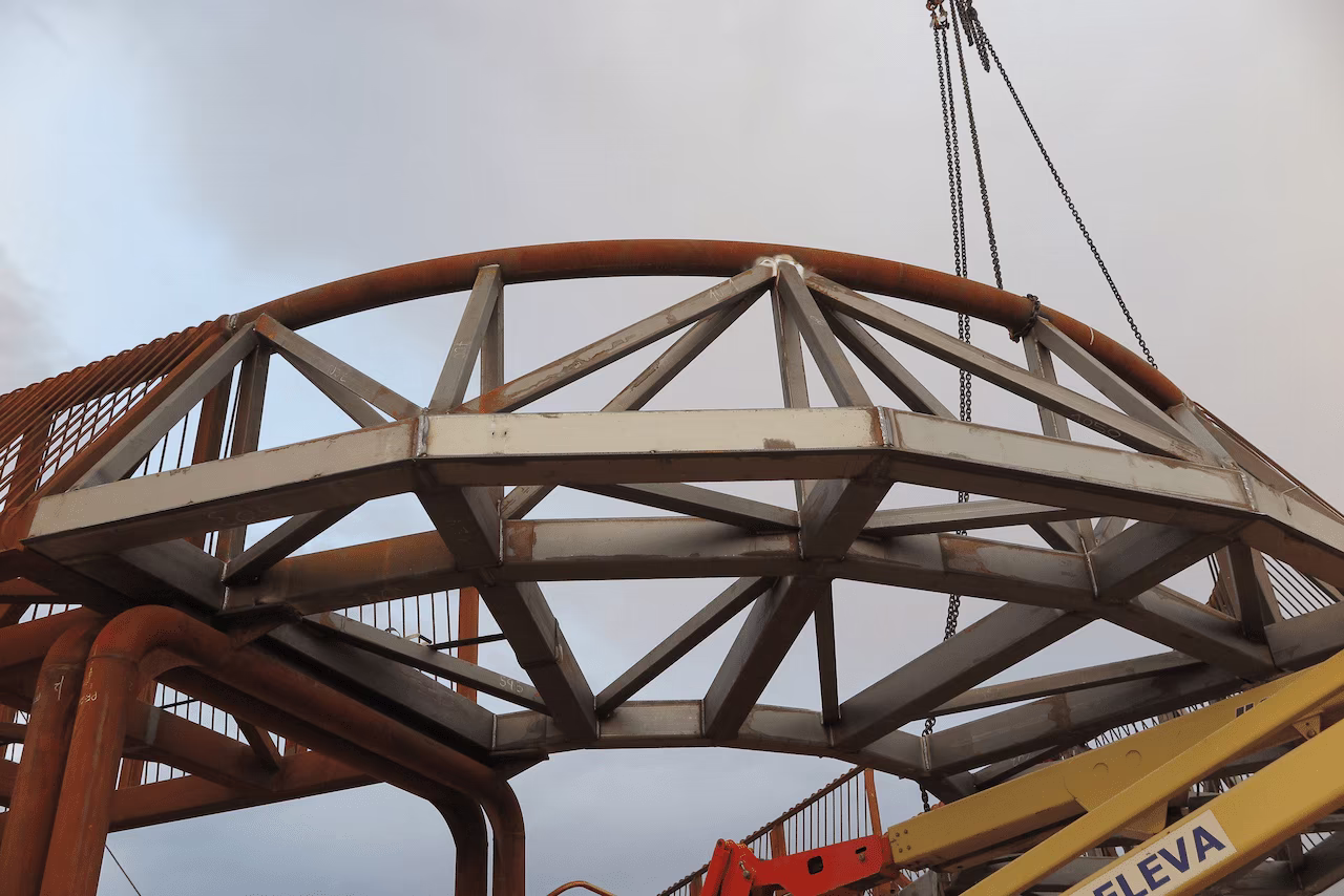 Brücke aus oxidiertem Stahl mit LINEACOR-Produkten in Sabadell (Barcelona) Spanien