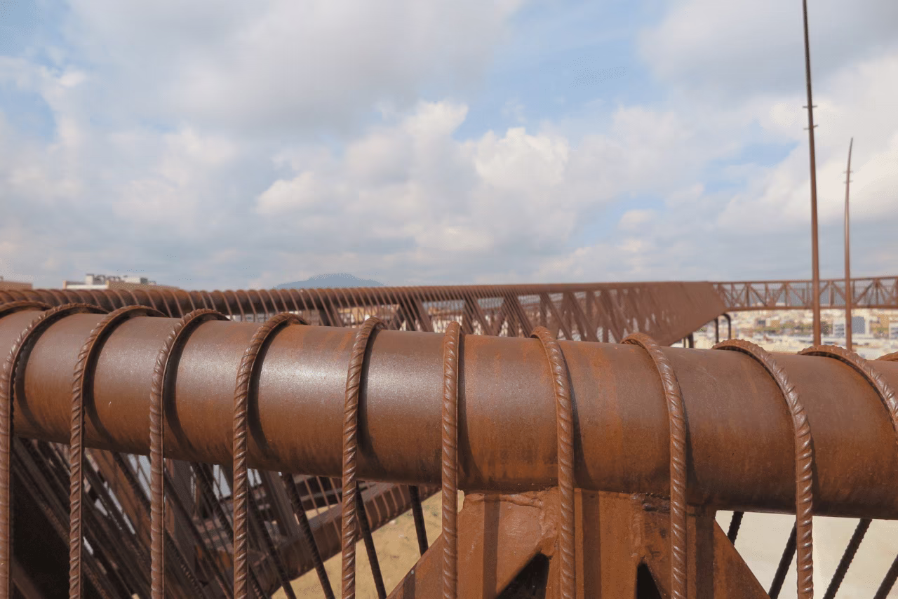 Brücke aus oxidiertem Stahl mit LINEACOR-Produkten in Sabadell (Barcelona) Spanien