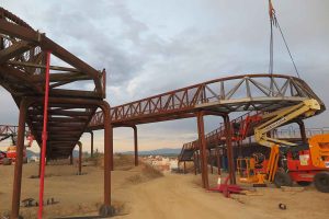 Passerelle en acier oxydé avec les produits LINEACOR à Sabadell (Barcelone)