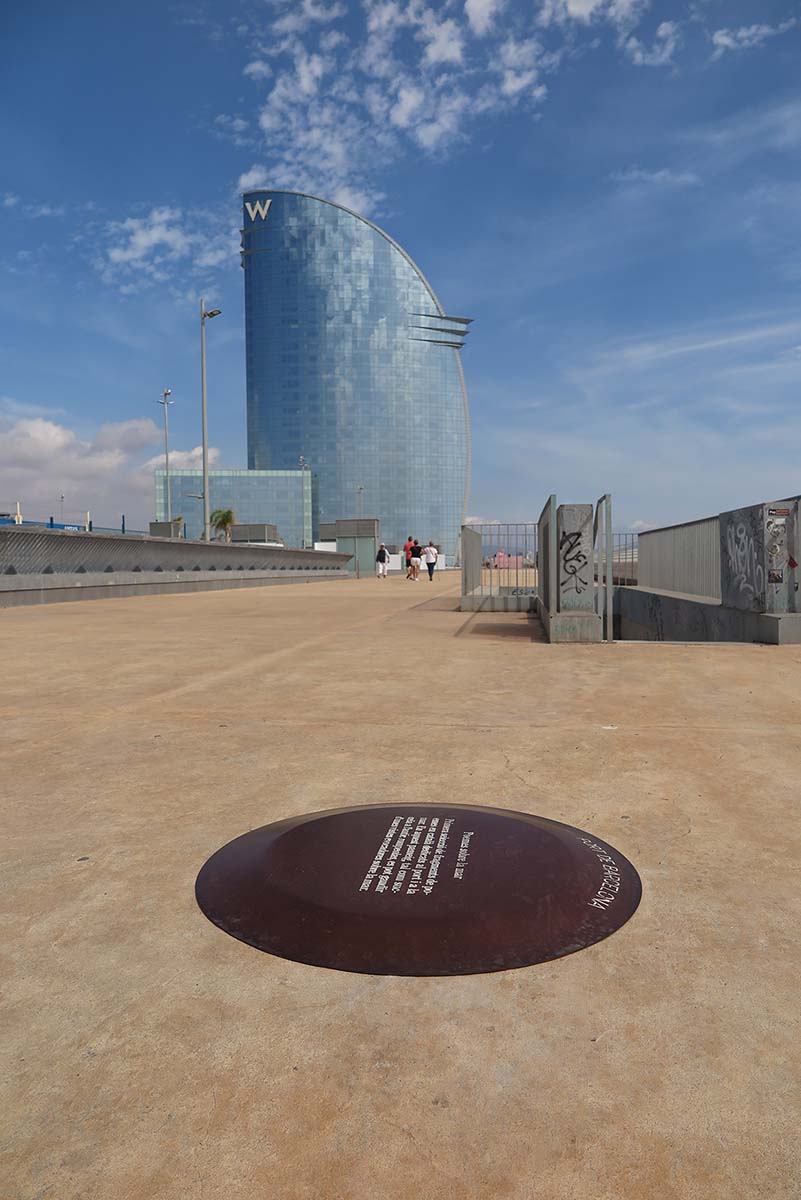37 Copa America Barcelona - Topes Acero Corten y al fondo vistas del Hotel Vela