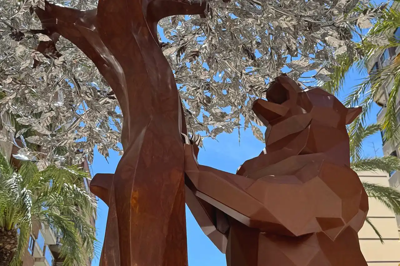 Fotografía de la escultura Homenaje al 120 aniversario del nacimiento del escultor del Oso y el Madroño de Madrid